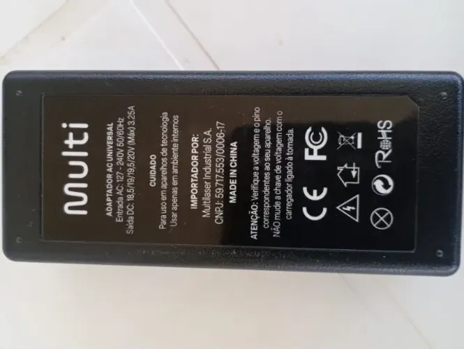 Carregador de notebook com dois pacotes de plugs - excelente e pouco usado.