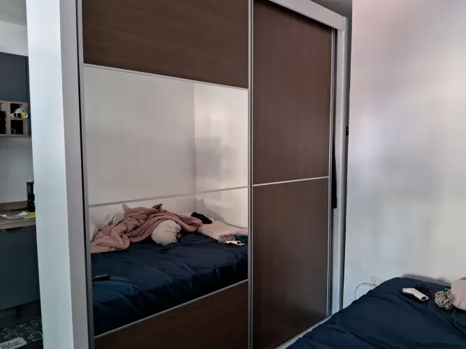 Guarda roupa com espelho