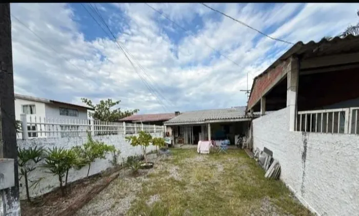 CASA COM TERRENO GRANDE POR 195 MIL