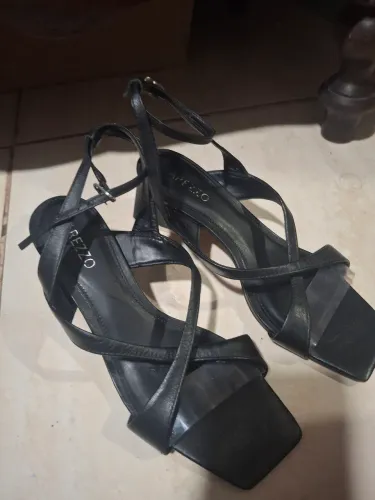 Vendo sandália arezzo toda em couro novíssima  tamanho 36
