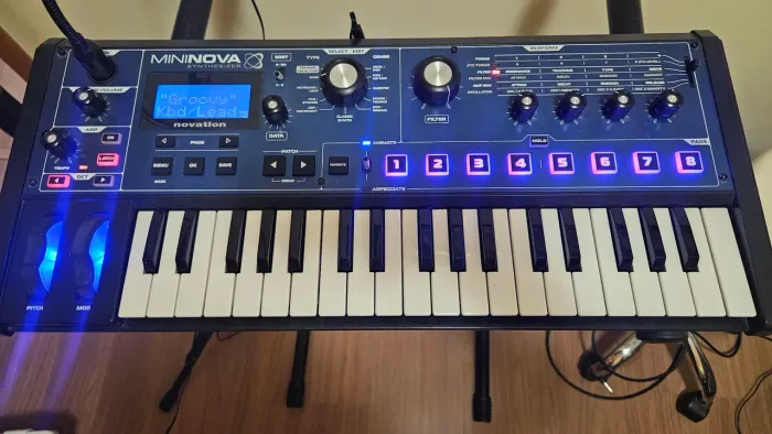 Novation MiniNova + Bag Sob Medida + Sustain - Completo