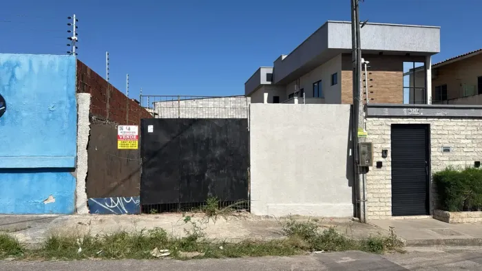 comercial e direto, destacando a versatilidade do terreno e a localização para atrair tant