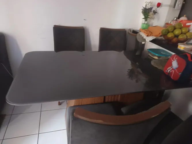 Vendo uma geladeira é uma mesa