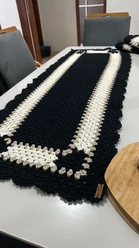Kit 3 Tapetes de Crochê Artesanal - Preto, Cru e Bege | R$ 290