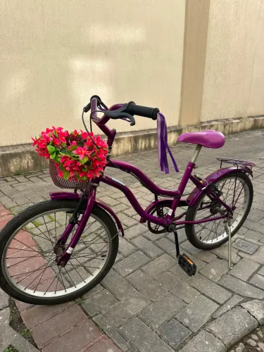 Bicicleta infantil roxa aro 20 retrô