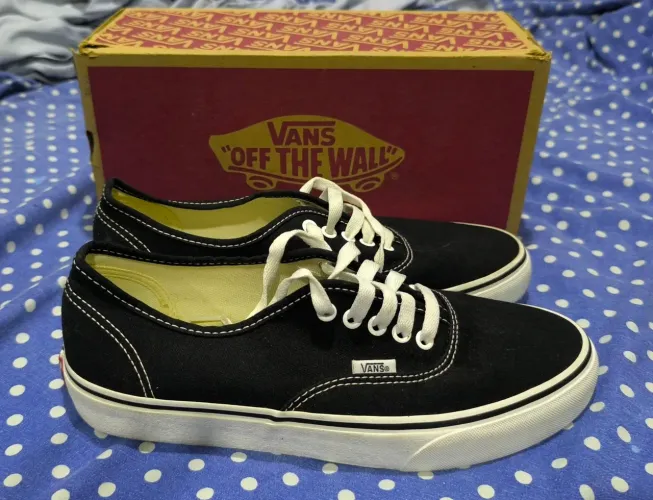 Tênis Vans Authentic NOVO, na cor Preta, Tamanho 39