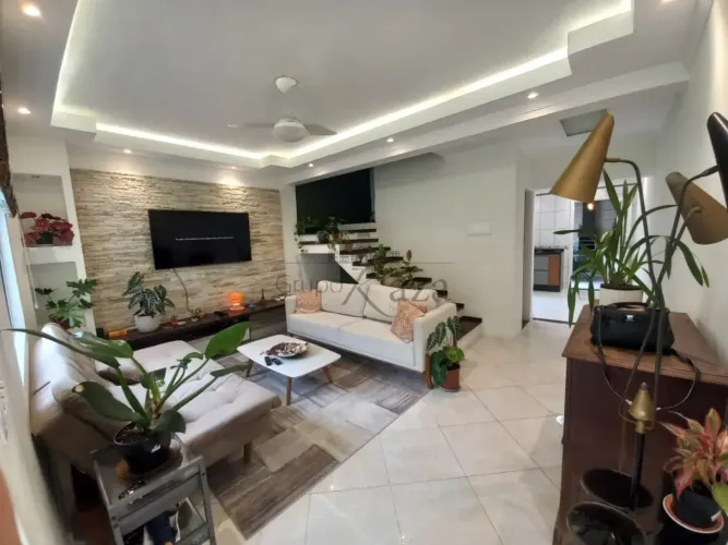 Casa em Condomínio - Jacareí - Jardim Califórnia - Village Santa Branca - 2 Suítes - 121m²