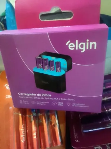 Carregador de Pilhas Elgin com 4 pilhas