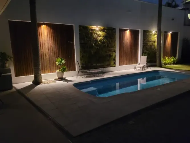 Mansão alto padrão em Itajaí- 250m2, com piscina, quadra esportes, no centro. Rua calma.