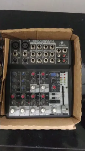 Mesa de som 10 canais Behringer xenyx 1002fx usado c/fonte