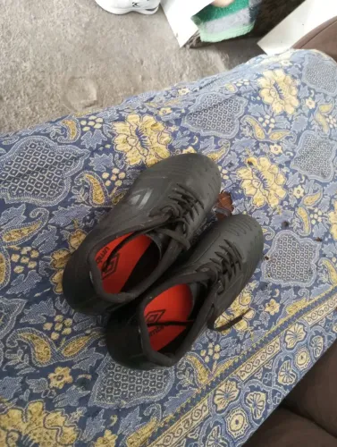 Chuteira de trava da umbro n° 42
