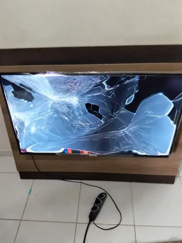 TV com tela quebrada