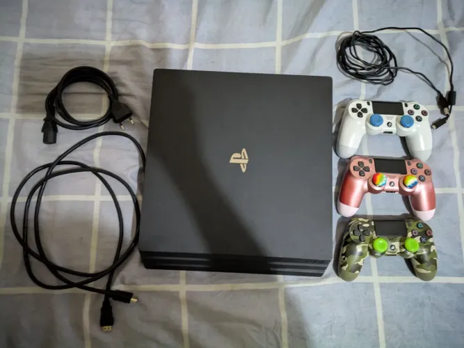 PlayStation 4 Pro 1TB + 3 Controles Originais + Cabos
