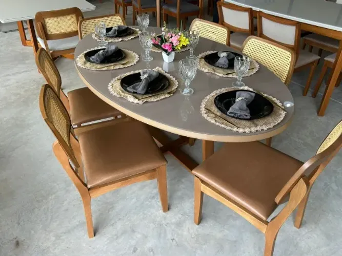 Mesa de Jantar tampo oval 1.80m com 6 cadeiras assento courino