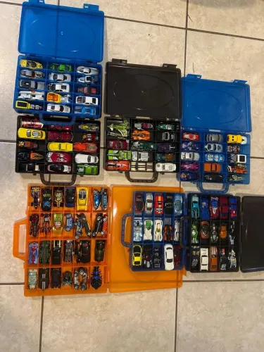 Coleção Hot Wheels Lote Com 120 Carrinhos + 7 Maletas Organizadoras