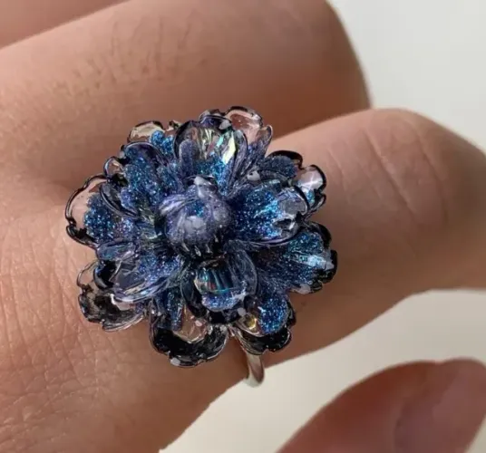 Anel de flor multicamadas azul e detalhes brilhantes novo