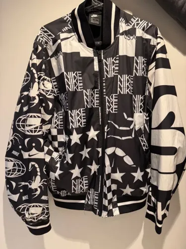 Jaqueta Nike Sportswear NSW estampada escorpião