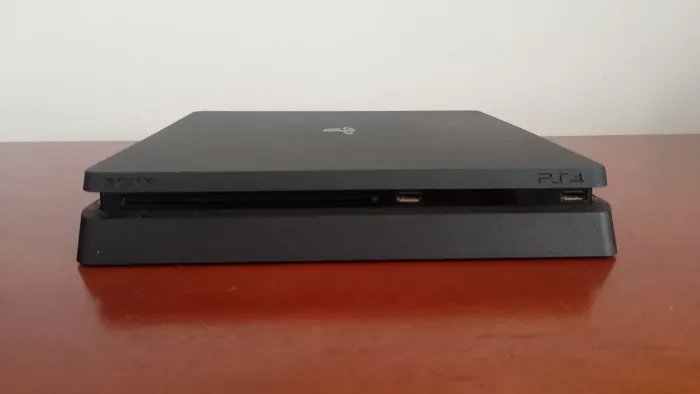 Playstation 4 Slim de 1TB com três jogos