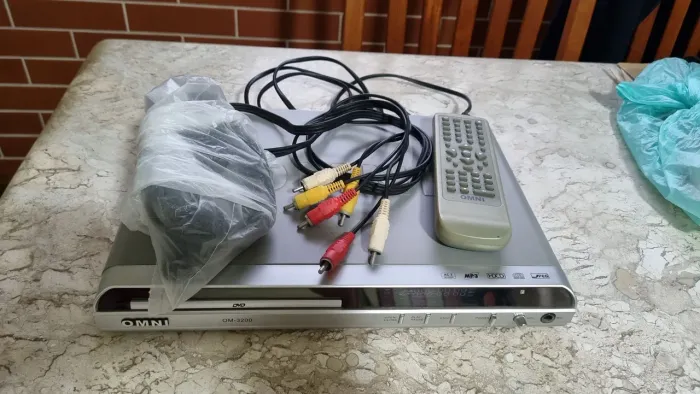 DVD player com karaoke OMNI com defeito