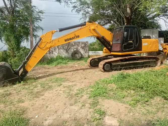 Escavadeira pc200