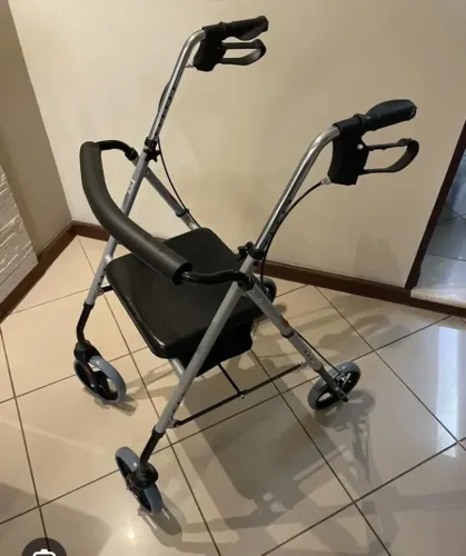 Andador adulto dobrável 4 rodas com cesto 