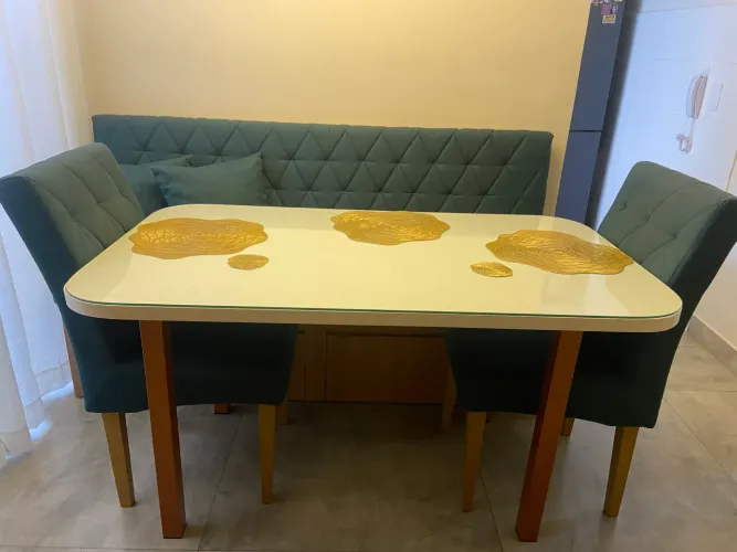 Canto alemão com mesa e cadeiras 