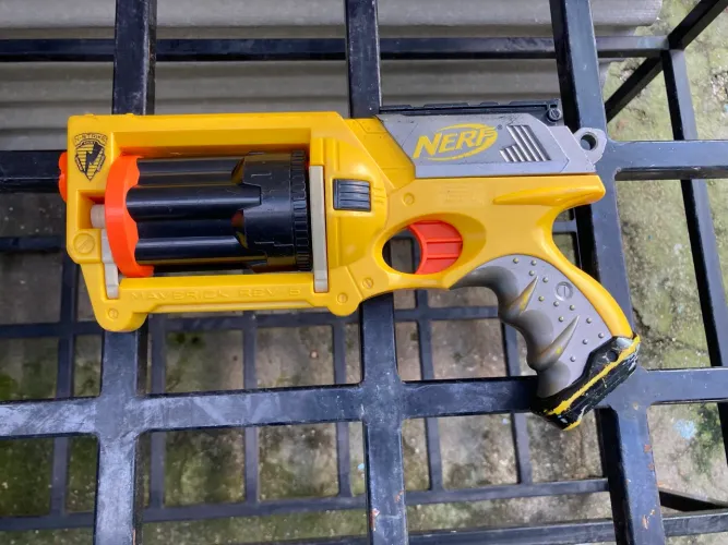 Nerf N-Strike Maverick REV-6 (Usada, Sem Munição)