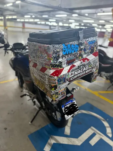 Baú de fibra 90L com trilho e suporte completo