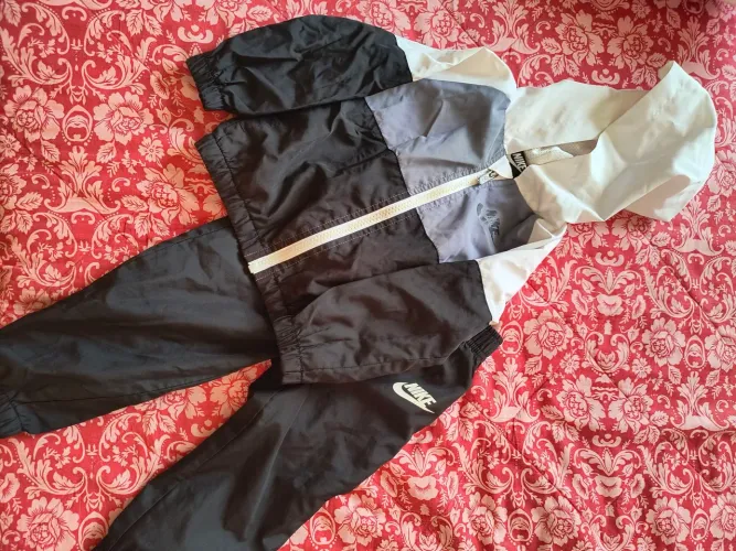 Conjunto agasalho corta vento com calça NIKE 18 meses