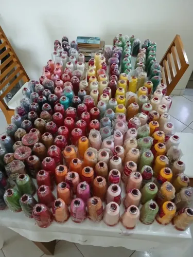Linhas para maquina de bordar marca CORRENTE SYLKO, em poliester, diversas cores, novas.