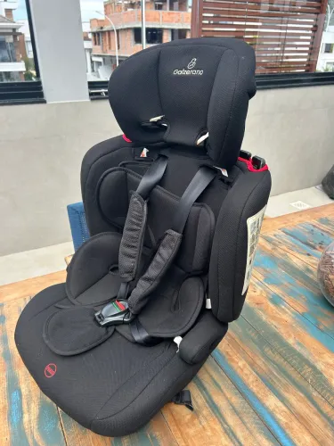 Cadeira de carro semi nova 