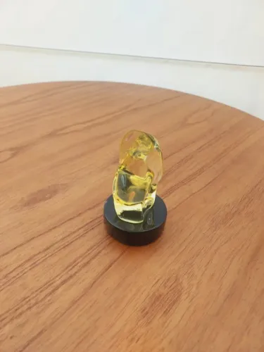 Escultura abstrata em acrílico amarelo cristal 