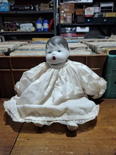 Boneca de porcelana antiga<br>Valor 100,00 <br>Envio pelos correios ou faço olx.