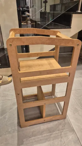 Cadeira e mesa montessoriana