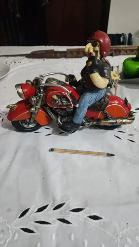 Escultura decorativa em resina motoqueiro