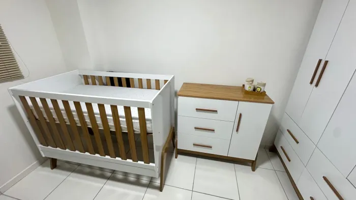 Berço, cômoda e guarda-roupa.