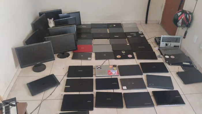 Lote de informática com 40 notebooks, monitores e afins (a partir de 1.500)
