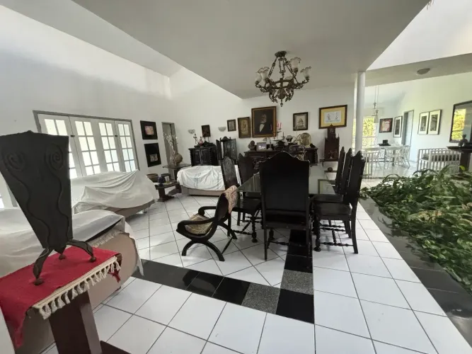CASA COM ARQUITETURA MODERNA, BEIRA DE PISTA.