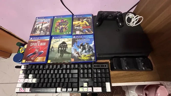 PS4 SLIM, Jogos E um Controle