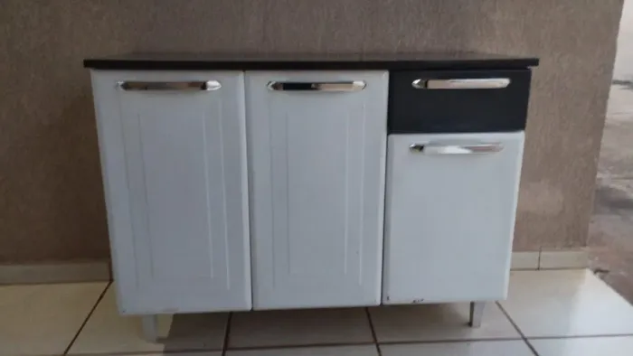Esta em boas condições, apenas com essa pecinha quebrada