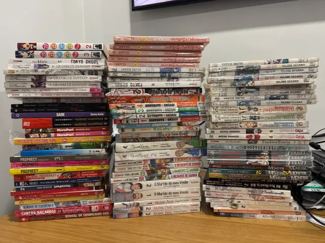 LOTE COM CERCA DE 90 mangas