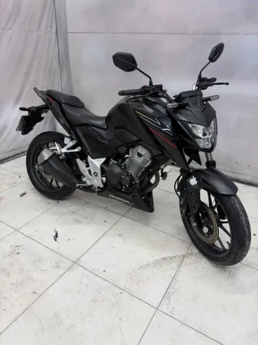 Vendo twister 300f moto muito conservada !