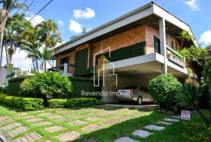 Cidade Jardim - Casa de 680m², com 5 dormitórios (4 Suítes), 4 banheiros e 4 vagas.