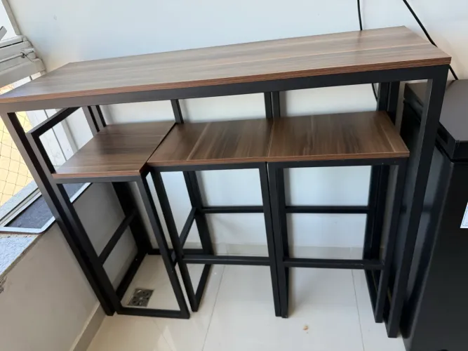 Mesa Bistrô Alta com 3 banquetas