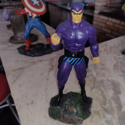 Estatuetas de super heróis