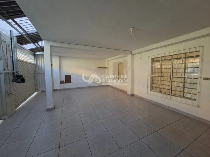 CASA TÉRREA INDEPENDENTE PARA ALUGAR, DUAS VAGAS DE GARAGEM, DOIS DORMITÓRIOS, QUINTAL NOS