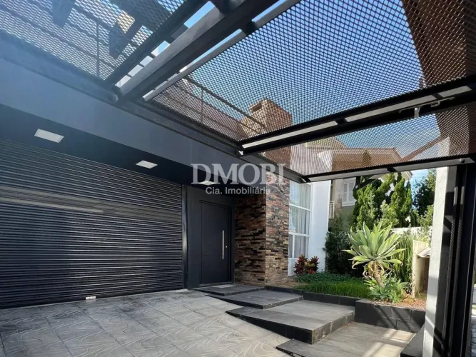 Casa 3 Quartos 1 Suíte com Piscina em Parque da Matriz, Cachoeirinha. 250M² de Área Útil.