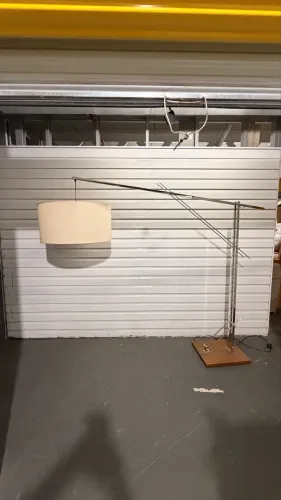 Luminária de chão em inox polido