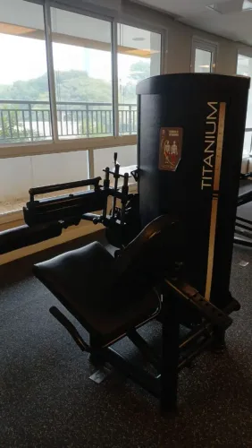 Adutor com abdutor, flexora extensora, puxador alto com remada e supino 3 em 1 máquina