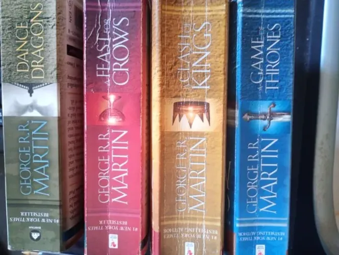 Vendo coleção incompleta de Game of Thrones / A Song of Ice and Fire, de George R. R. Mart
